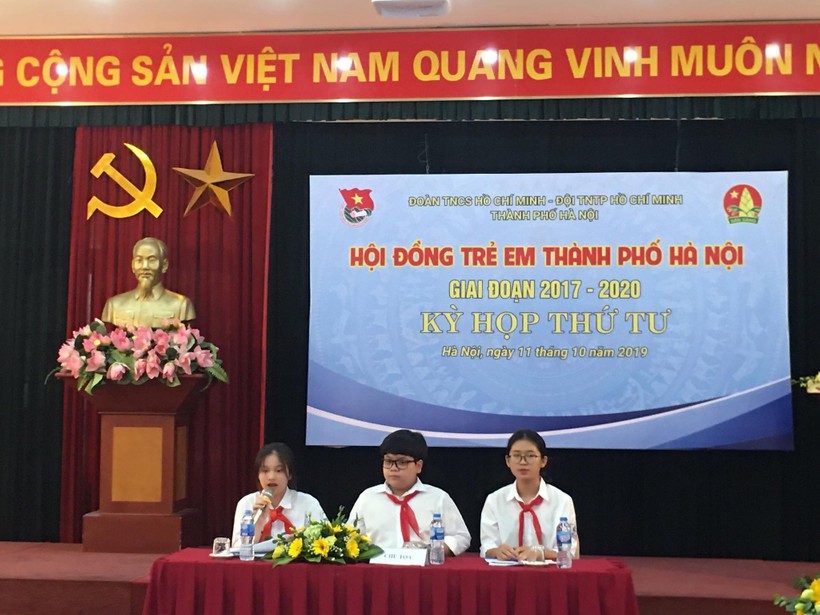 Các em thiếu nhi xuất sắc là thành viên của Hội đồng trẻ em thành phố Hà Nội đang chủ trì cuộc họp.