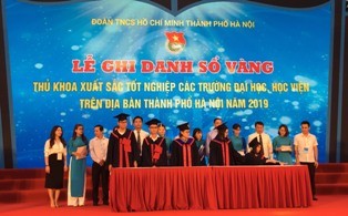 Các Thủ khoa trong lễ ghi danh sổ vàng Thủ khoa xuất sắc tốt nghiệp các trường đại học, học viện trên địa bàn thành phố Hà Nội