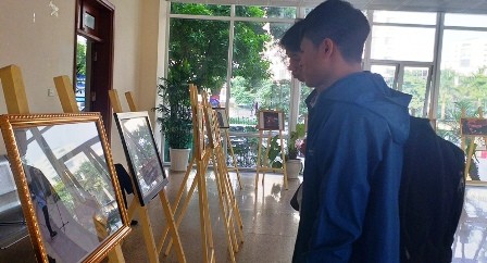 Sinh viên tham gia triển lãm ảnh Ngày Pháp luật Việt Nam tại Ngày hội “Sinh viên với pháp luật” năm 2019.