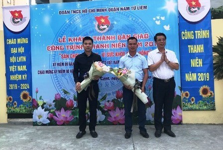 Lãnh đạo phường Phương Canh tặng hoa cho các đơn vị tài trợ công trình “Sân chơi thiếu nhi – Vì sức khỏe cộng đồng” năm 2019 