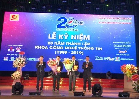 Lãnh đạo trường Đại học Công nghiệp Hà Nội tặng hoa chúc mừng khoa Công nghệ thông tin.