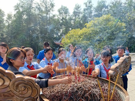 Thành đoàn - Hội đồng Đội thành phố tổ chức lễ báo công, dâng hương tại đền thờ Bác Hồ.