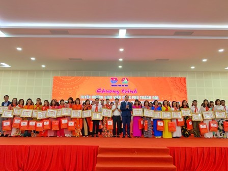 Giáo viên làm Tổng phụ trách Đội, cán bộ Đoàn - Hội và các Nhà giáo trẻ tiêu biểu Thủ đô năm 2019 nhận Bằng khen của Thành đoàn - Hội đồng Đội thành phố Hà Nội.