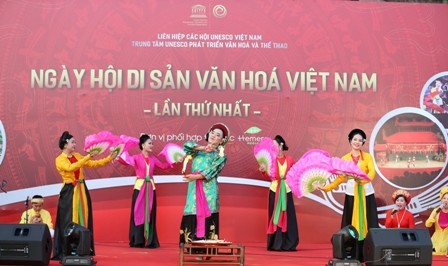 Di sản văn hóa phi vật thể hát Chèo được trình diễn tại "Ngày hội Di sản văn hóa Việt Nam" lần thứ nhất.