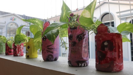 Sản phẩm cua học sinh  tham gia tái sự dụng chai nhựa trồng cây xanh bảo vệ môi trường.