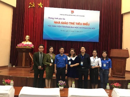 Cô Phàng Thị Thủy (ngoài cùng bên phải) chụp ảnh lưu niệm trong chương trình giao lưu cùng sinh viên trường Đại học Sư phạm Hà Nội.