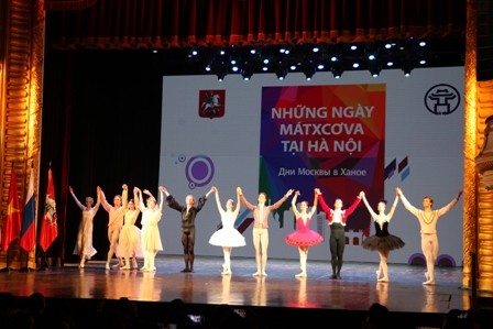 Các nghệ sĩ, diễn viên múa ba lê Nga biểu diễn trong đêm Gala chào mừng "Những ngày Matxcơva tại Hà Nội".