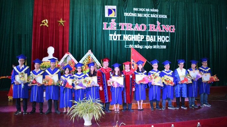 Đại diện trường ĐH Bách khoa và ĐH Đà Nẵng trao thưởng cho thủ khoa đầu ra của các ngành trong lễ trao bằng tốt nghiệp.