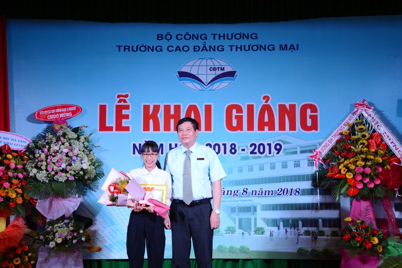 TS. Đinh Văn Tuyên - Hiệu trưởng Nhà trường trao thưởng thủ khoa đầu vào cho em Huỳnh Thị Lan Trinh, lớp 12Qk6.11, chuyên ngành Quản trị khách sạn.
