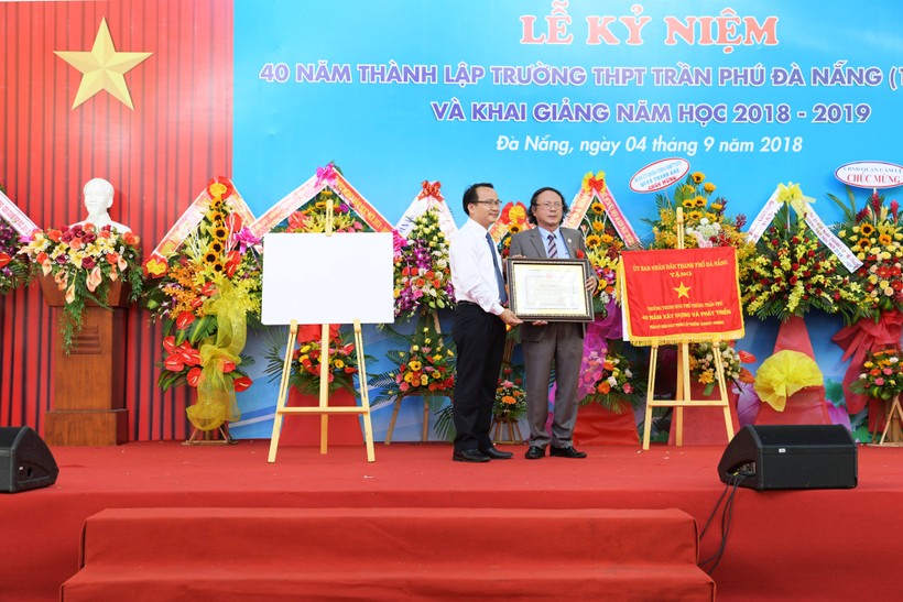 Giám đốc Sở GD&ĐT Đà Nẵng trao tặng Bằng khen của Bộ GD&ĐT cho Hiệu trưởng trường THTP Trần Phú. 