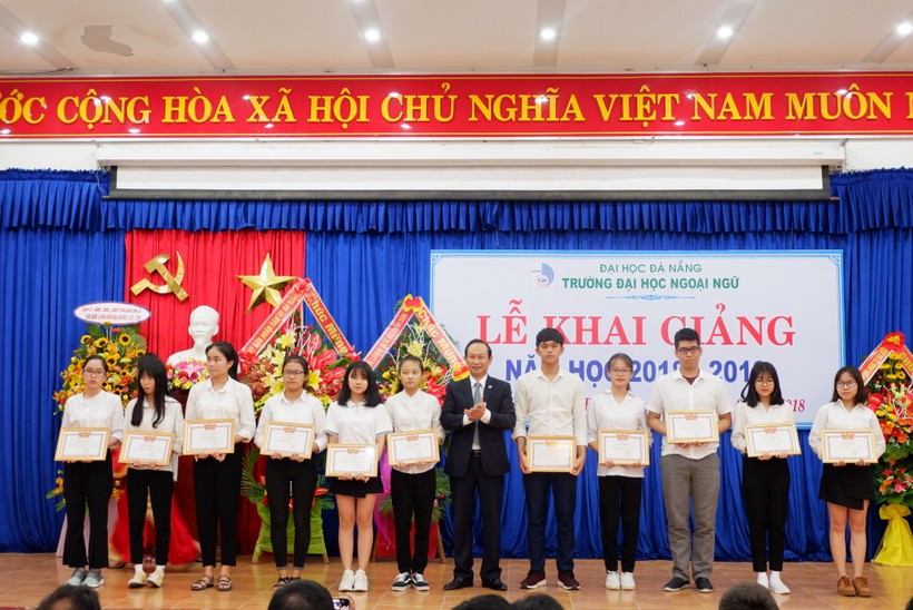 PGS.TS Trần Hữu Phúc – Hiệu trưởng trường ĐH Ngoại ngữ - khen thưởng cho tân SV là thủ khoa đầu vào các ngành đào tạo trong kỳ tuyển sinh 2018.