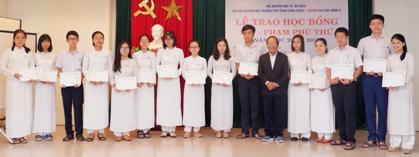 Đại diện STF trao học bổng cho HS trường THPT Phan Châu Trinh