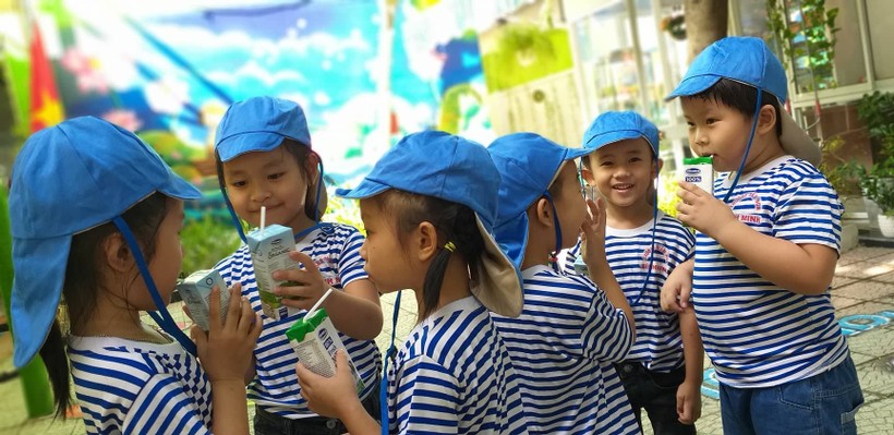 Giờ uống sữa của HS Trường Mầm non Bình Minh (Q. Hải Châu, TP Đà Nẵng)