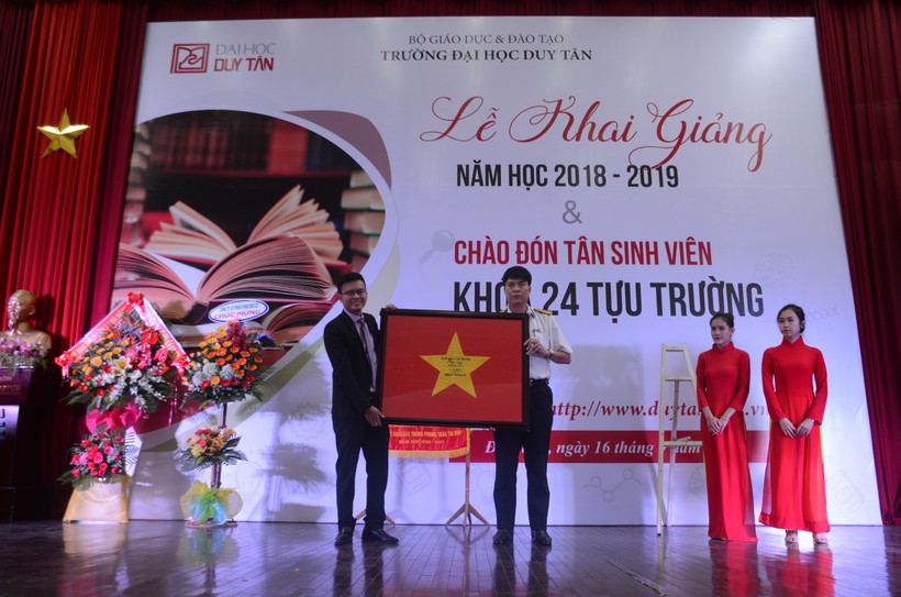 Đại học Duy Tân vinh dự đón nhận Cở Tổ quốc của Cán bộ, chiến sỹ đang làm nhiệm vụ trên đảo Phan Vinh - Quần đảo Trương Sa tặng.