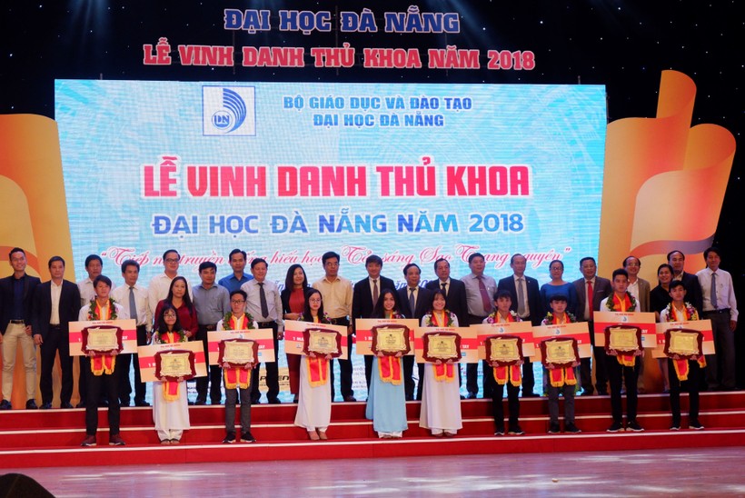 ĐH Đà Nẵng khen thưởng, tôn vinh 10 thủ khoa mùa tuyển sinh ĐH 2018.