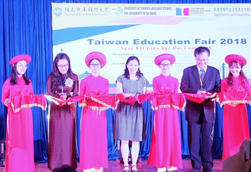 Lễ cắt băng khánh thành Ngày hội Giáo dục Đài Loan 2018 tại trường ĐH Ngoại ngữ, ĐH Đà Nẵng.