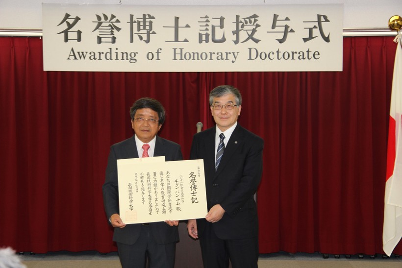 Giáo sư Trần Văn Nam (trái) nhận bằng Tiến sĩ danh dự từ Đại học Công nghệ Nagaoka.
