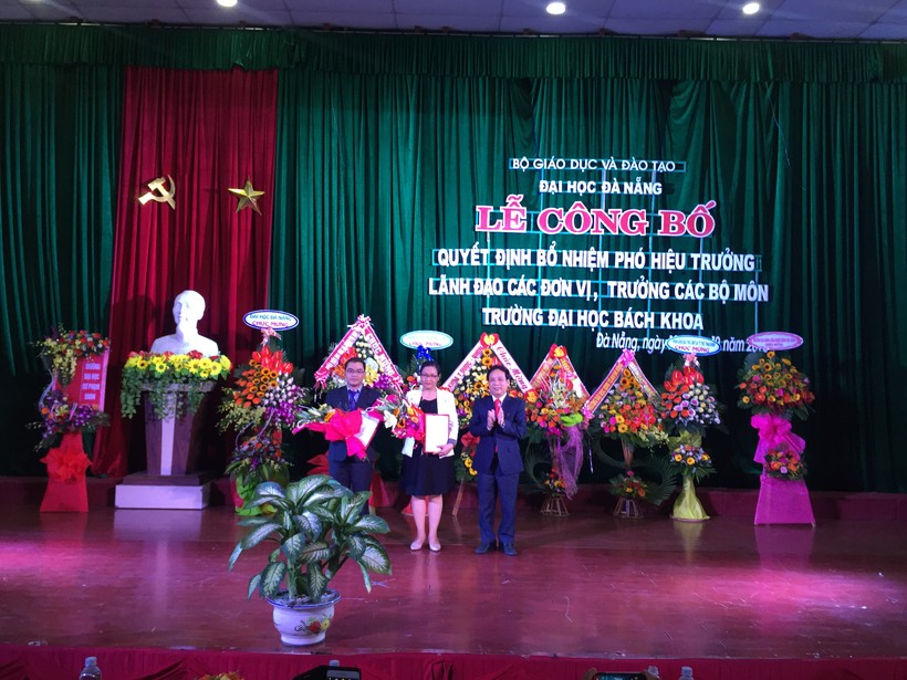 PGS.TS Nguyễn Ngọc Vũ – Giám đốc ĐH Đà Nẵng tặng hoa chúc mừng các Phó Hiệu trưởng trường ĐH Bách khoa.
