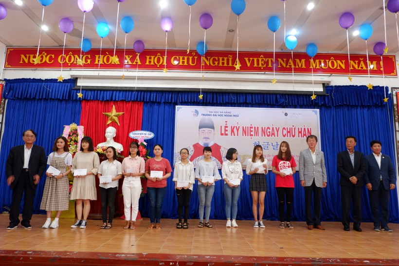 Trao học bổng cho SV giỏi trong Ngày chữ Hàn tại trường ĐH Ngoại ngữ, ĐH Đà Nẵng.