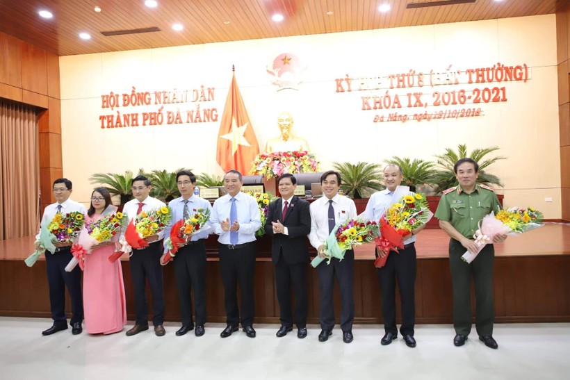 Bí thư Thành ủy Đà Nẵng Trương Quang Nghĩa tặng hoa chúc mừng các đại biểu