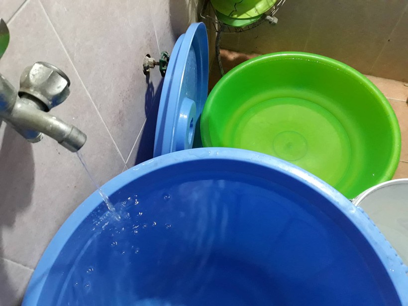 Nước chảy nhỏ giọt nên không thể bơm lên bể trữ, nhiều gia đình phải thức đêm hứng từng giọt nước tích trữ