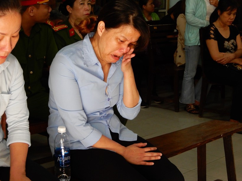 Bị cáo Đinh Thị Hồng bị tuyên phạt 2 năm tù về tội Hành hạ người khác