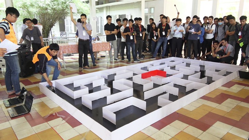 Cuộc thi Robot dò mê cung của Khoa Khoa học công nghệ, trường ĐH Bách khoa, ĐH Đà Nẵng tổ chức