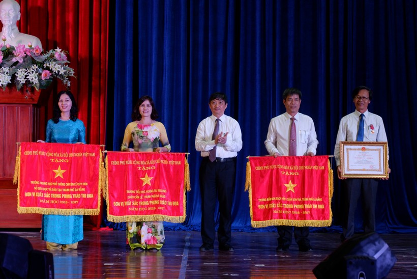 Ông Đặng Việt Dũng – Phó Chủ tịch UBND TP Đà Nẵng trao Huân chương lao động và Cờ thi đua của Bộ GD&ĐT cho các tập thể và cá nhân.