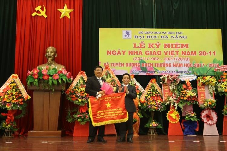 PGS.TS. Nguyễn Ngọc Vũ -  Giám đốc ĐHĐN (bên trái) thừa ủy nhiệm của Bộ trưởng Bộ GD&ĐT trao Cờ thi đua của Bộ GD&ĐT cho Trường ĐH Bách khoa-ĐHĐN