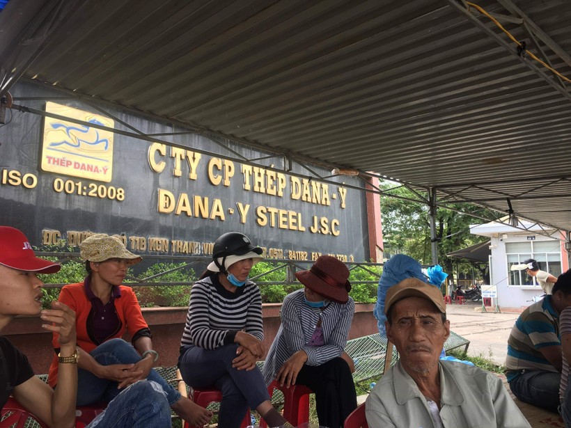 Người dân sinh sống gần khu vực 2 nhà máy thép túc trực trước cổng không cho công nhân vào nhà máy làm việc