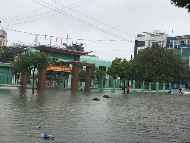 Trường THPT Nguyễn Hiền bị ngập sâu trong nước khoảng 1,5 m