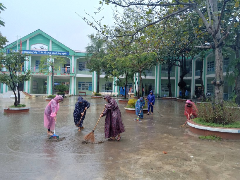 GV trường Tiểu học Phan Đăng Lưu (Q. Hải Châu) dọn dẹp sau khi nước rút. Ảnh: Phan Thắng