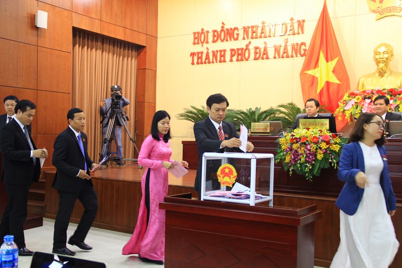 Các đại biểu HĐND TP Đà Nẵng tiến hành bỏ phiếu tín nhiệm đối vơi 24 người giữ chức vụ do HĐND bầu.