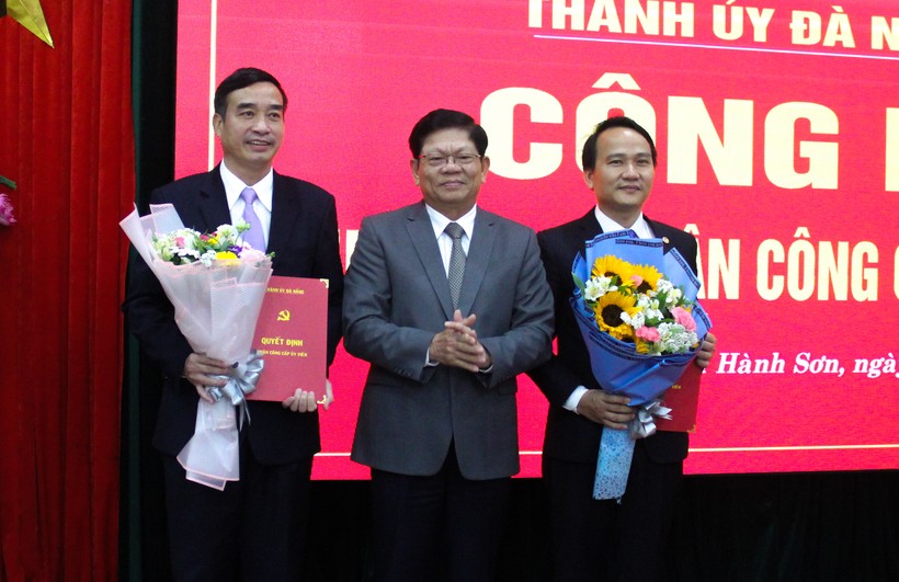 Ông Võ Công Trí - Phó Bí thư Thường trực Thành ủy Đà Nẵng trao quyết định điều động nhân sự cho ông Lê Trung Chinh (bên trái) và ông Nguyễn Đình Vĩnh.