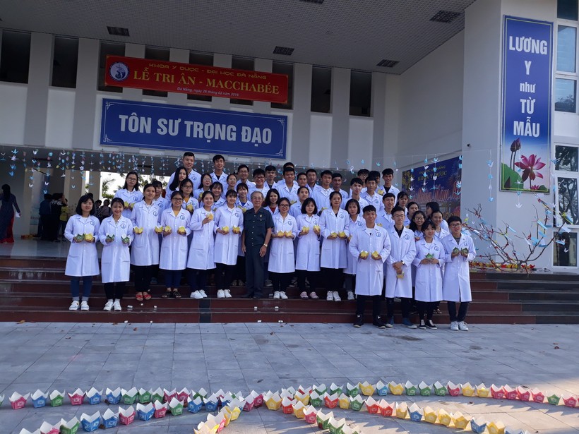SV khoa Y Dược – ĐH Đà Nẵng chụp ảnh chung với ông Nguyễn Tiến Dân, người đã có đơn tình nguyện hiến tặng thân thể cho các trường đào tạo y khoa sau khi qua đời.