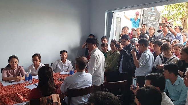 Hàng trăm khách hàng bao vây Văn phòng Công ty Bách Đạt An yêu cầu giải quyết quyền lợi của họ khi đã thực hiện đúng hợp đồng mua bán đất nền thông qua nhà phân phối Nhất Nam Land.