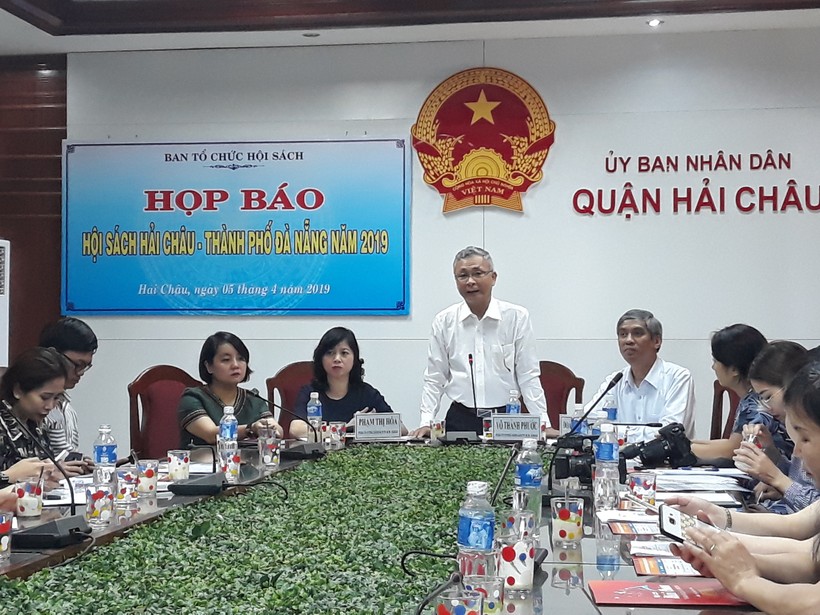 Đại diện công ty Fahasa thông báo những nét mới của Hội sách Hải Châu 2019.
