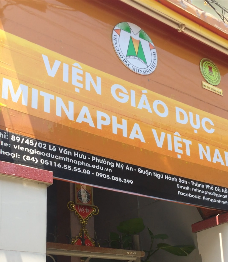 Viện Giáo dục Mitnapha Việt Nam được đặt tại một con hẻm nhỏ trên đường Lê Văn Hưu đồng thời cũng là nơi ông Minh tổ chức luyện thi và là nhà riêng của ông Minh.