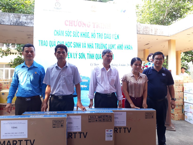 Đại diện Công đoàn một số cơ sở giáo dục ĐH như ĐH Đà Nẵng, ĐH Quốc gia TP Hồ Chí Minh… trao quà cho các trường học tại Lý Sơn.