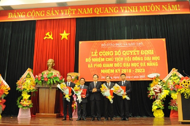 Bộ trưởng Bộ GD&ĐT Phùng Xuân Nhạ trao quyết định bổ nhiệm Chủ tịch Hội đồng đại học ĐH Đà Nẵng và bổ nhiệm, bổ nhiệm lại Phó Giám đốc ĐH Đà Nẵng nhiệm kỳ 2018 – 2023.