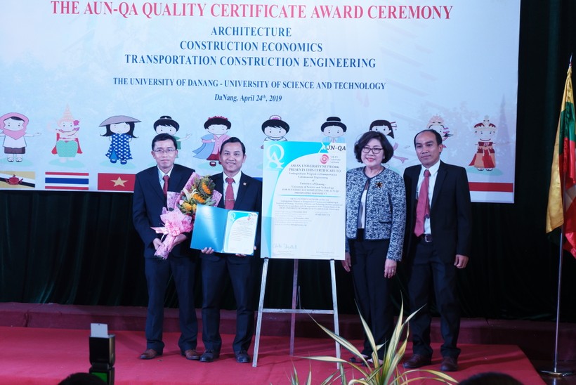 Đại diện Mạng lưới đảm bảo chất lượng các trường ĐH khu vực ASEAN (AUN-QA) trao giấy chứng đạt tiêu chuẩn chất lượng AUN-QA cho CTĐT Kỹ thuật Xây dựng Công trình giao thông.