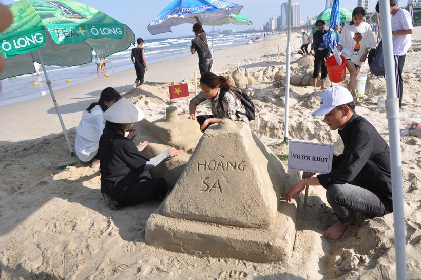 Một nhóm SV trường ĐH Duy Tân đang hoàn thiện sản phẩm dự thi Xây dựng tượng trên cát.