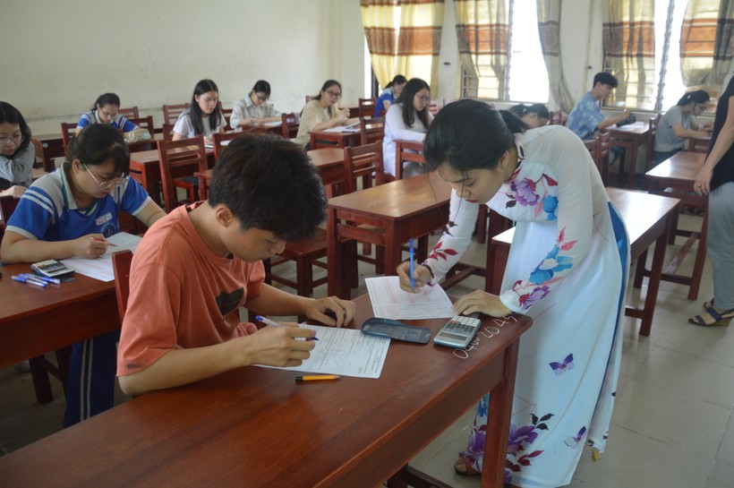 Giám thị tại một phòng thi của trường THTP Trần Phú hoàn tất các thủ tục thi trong kỳ thi thử do Sở GD&ĐT Đà Nẵng tổ chức