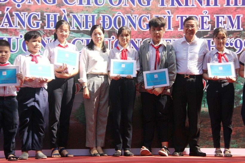 Đại diện Sở GD&ĐT Đà Nẵng và Công ty Cổ phần tiến bộ quốc tế trao học bổng cho HS.