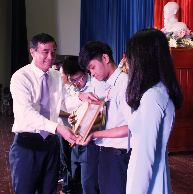 Phó Chủ tịch UBND TP Lê Trung Chinh trao bằng khen của UBND TP cho học sinh giỏi tiêu biểu xuất sắc trong học tập và rèn luyện