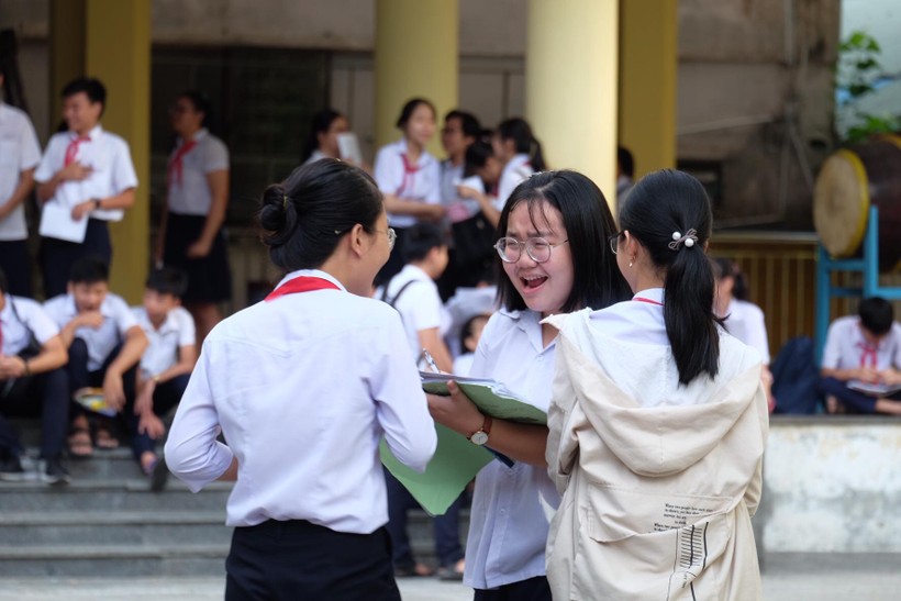 Thí sinh trao đổi bài sau giờ thi tại điểm thi trường THPT Trần Phú