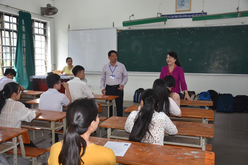 Thứ trưởng Nguyễn Thị Nghĩa cùng đoàn công tác kiểm tra việc giám thị phổ biến quy chế thi cho thí sinh tại điểm thi trường THPT Phan Châu Trinh (Đà Nẵng)