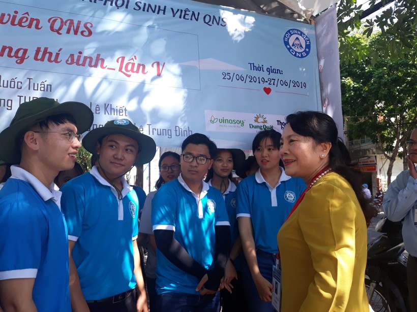 Thứ trưởng Nguyễn Thị Nghĩa thăm hỏi, động viên đội tình nguyện Tiếp sức mùa thi của Quảng Ngãi