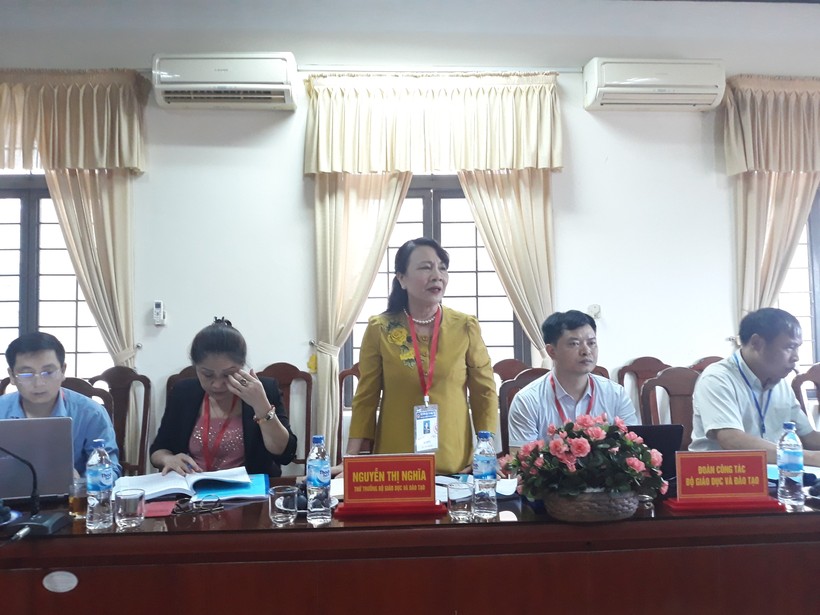 Thứ trưởng Nguyễn Thị Nghĩa phát biểu tại cuộc làm việc với Ban chỉ đạo thi tỉnh Quảng Ngãi.