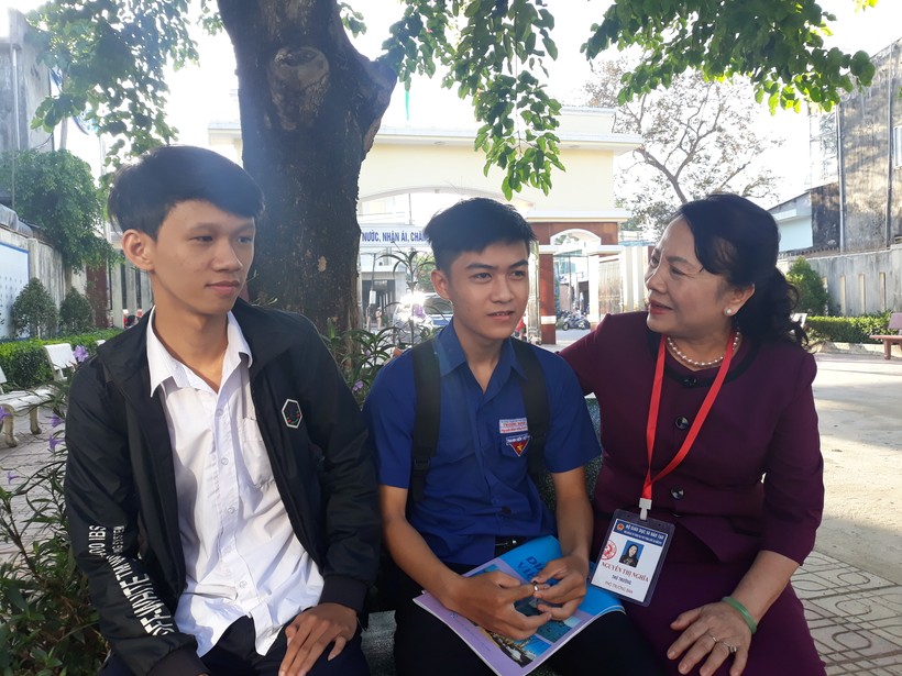 Thứ trưởng Nguyễn Thị Nghĩa hỏi thăm, động viên thí sinh trước giờ thi